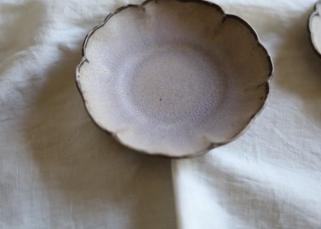 鉄粉のある　 輪花　中鉢　淡い桃色