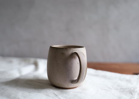 鉄粉のあるマグカップ　丸底　淡い桃ベージュ