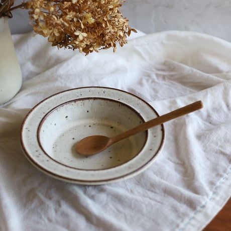 鉄粉のある　リム深い皿　スープ　パスタ　皿   乳白色