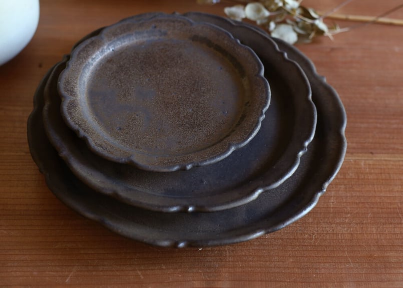 金がかった重厚な器 金属のような風合 輪花皿 18.5cm アンティークゴールド焦茶色