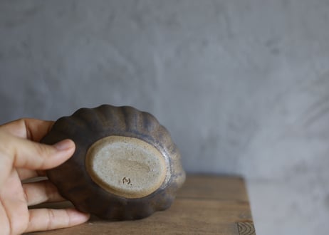 金属のような　楕円の豆皿　ディジー　菊  アンティークゴールド