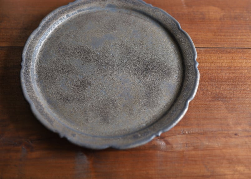 金属のような風合 輪花皿 22cm アンティークゴールド | touki a⇔n