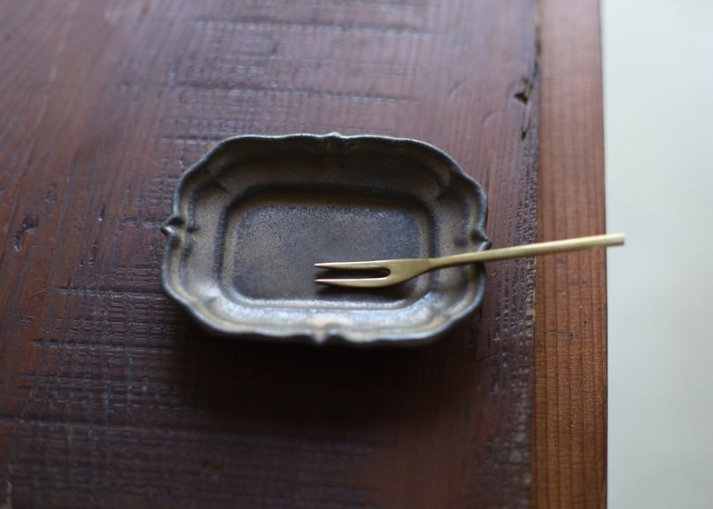 金属のような風合い 輪花長豆皿 アンティークゴールド 陶器 | touki a⇔n