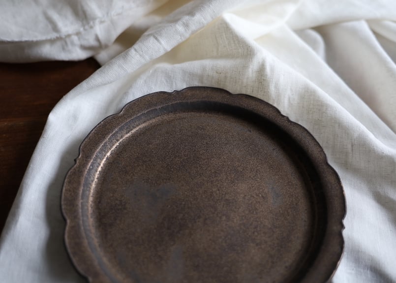 金属のような風合 輪花皿 22cm アンティークゴールド | touki a⇔n