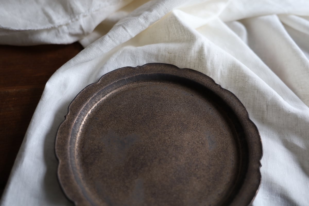 金属のような風合 輪花皿 22cm アンティークゴールド | touki a⇔n