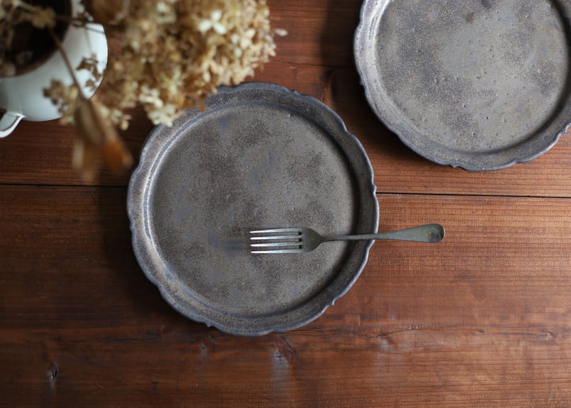 金属のような風合 輪花皿 22cm アンティークゴールド | touki a⇔n