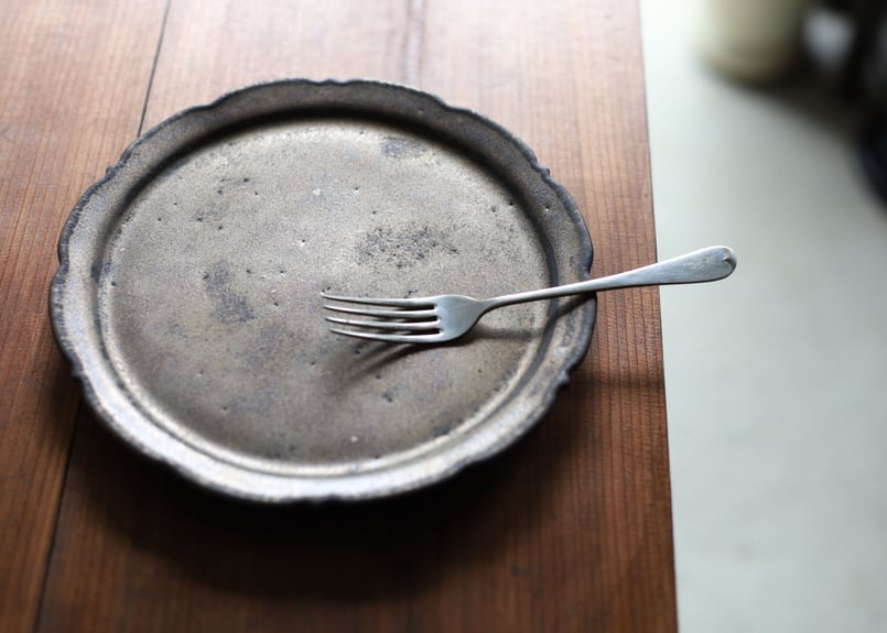 金属のような風合 輪花皿 22cm アンティークゴールド | touki a⇔n