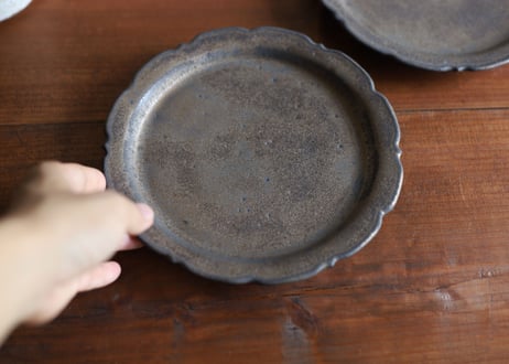 金属のような風合　輪花皿 18.5cm　アンティークゴールド焦茶色