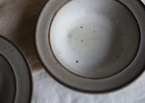 鉄粉のある　ブリム深いスープ皿（S）　グレー／乳白