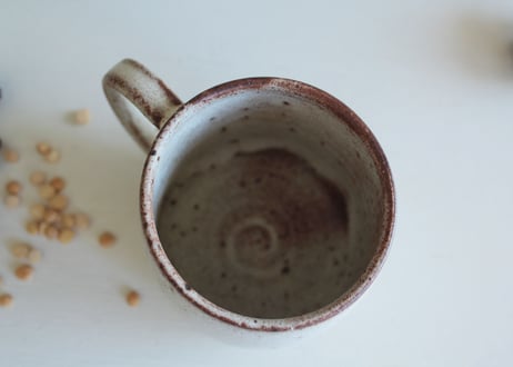 鉄粉のあるマグカップ　丸底　乳白