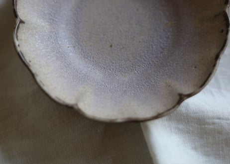 鉄粉のある　 輪花　中鉢　淡い桃色