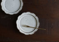 鉄粉のある　輪花皿 小皿　乳白色