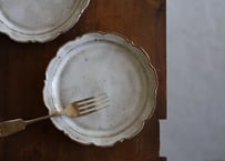鉄粉のある　輪花皿 中皿　艶のある白