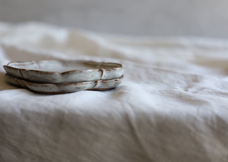 鉄粉のある　輪花楕円プレート皿 小皿　艶のある白