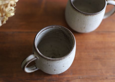 鉄粉のあるマグカップ　丸底　淡い桃ベージュ