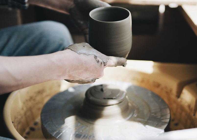 金属のような風合い コンポート マット黒＋アンティークゴールド 細