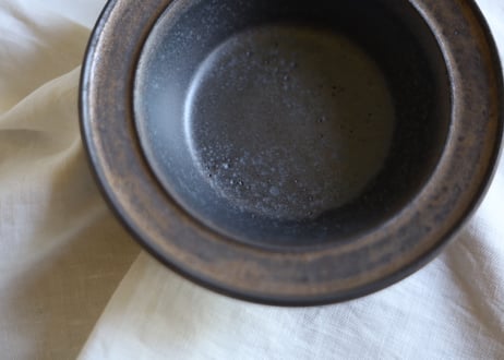 鉄粉のある　ブリム深い皿（S）　スープ　　アンティークゴールド+黒