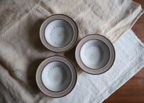 鉄粉のある　ブリム深いスープ皿（S）　桃／乳白