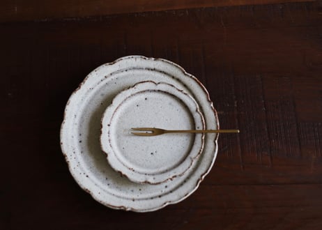 鉄粉のある　輪花皿 小皿　乳白色