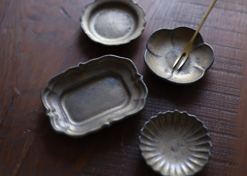 貴重品？時代物？の金属製の豆皿のようなもの 貴重品？時代物？の金属製の豆皿のようなもの