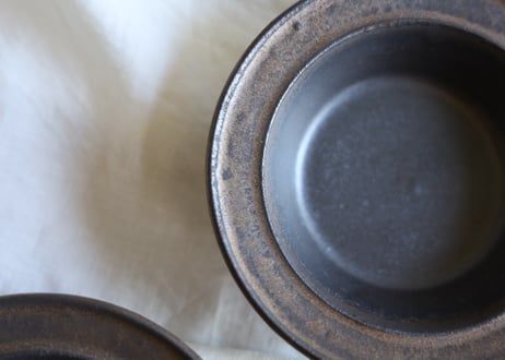 鉄粉のある　ブリム深い皿（S）　スープ　　アンティークゴールド+黒