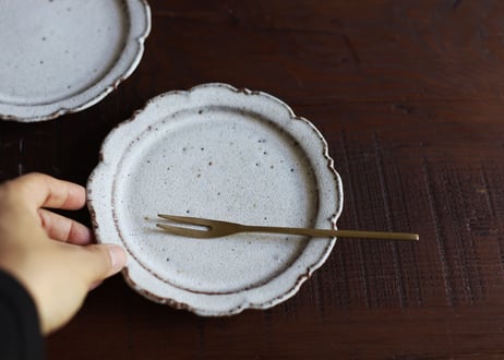 鉄粉のある　輪花皿 小皿　乳白色