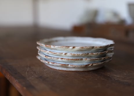鉄粉のある　輪花皿 小皿　艶のある白