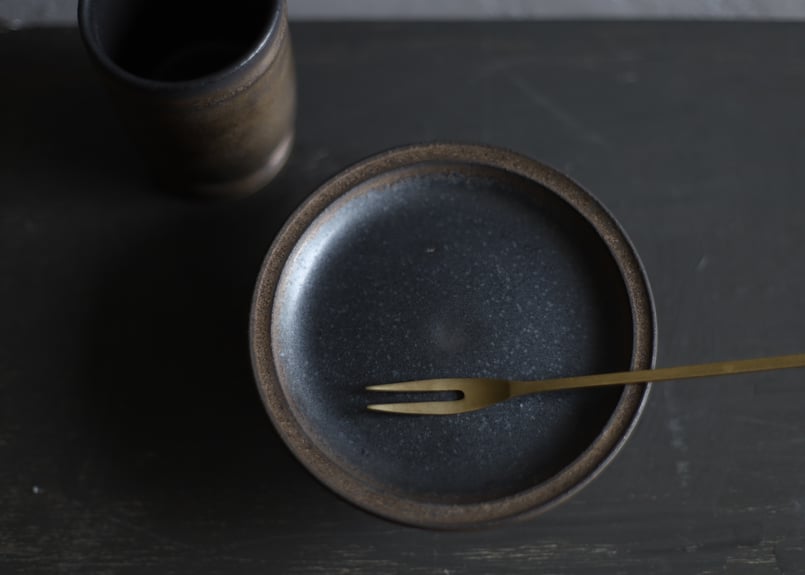 金属のような風合い コンポート マット黒＋アンティークゴールド 細