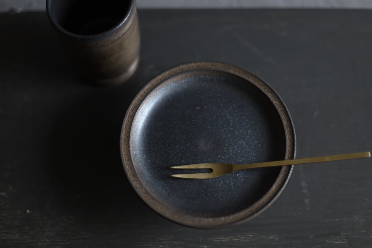 金属のような風合い コンポート マット黒＋アンティークゴールド 細