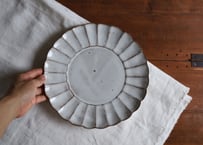 鉄粉のある　デイジーのお皿 大きめ皿　艶のある白