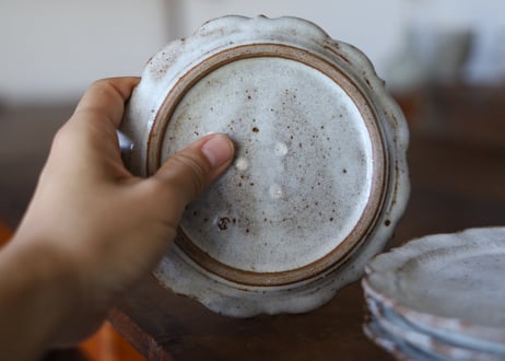 鉄粉のある　輪花皿 小皿　艶のある白