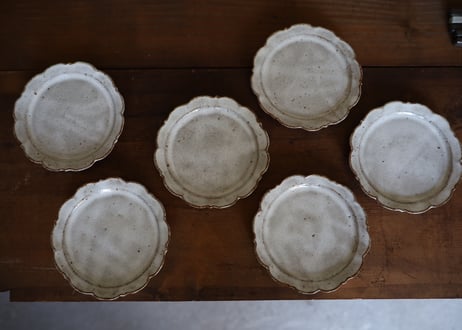 鉄粉のある　輪花皿 小皿　艶のある白