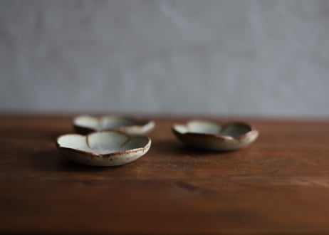 鉄粉のあるちいさな花の豆皿　梅　 グリーンブルーグレー　アンティークな雰囲気