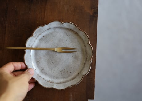 鉄粉のある　輪花皿 小皿　艶のある白