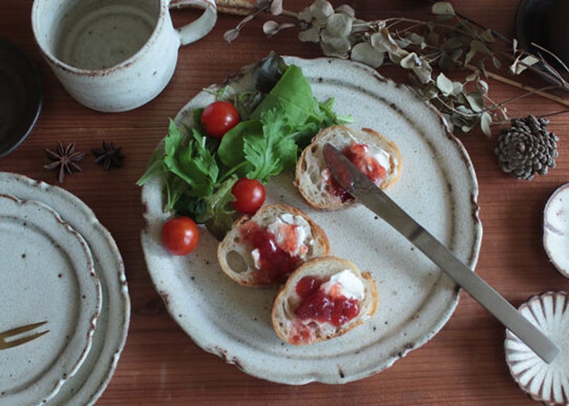 金属のような風合 輪花皿 22cm アンティークゴールド | touki a⇔n