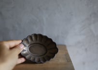 金属のような　楕円の豆皿　ディジー　菊  アンティークゴールド