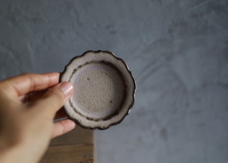 鉄粉のある　輪花　花弁6片　ちいさな豆皿