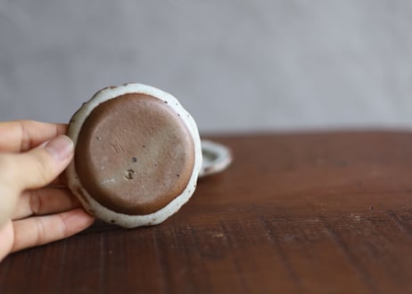 鉄粉のある　輪花　花弁6片　ちいさな豆皿