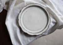 鉄粉のある　輪花皿 22cm　乳白色/紫雲末色