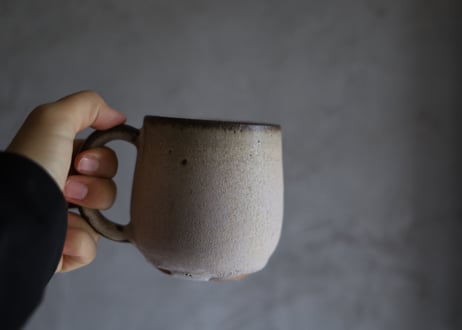 鉄粉のあるマグカップ　丸底　淡い桃ベージュ