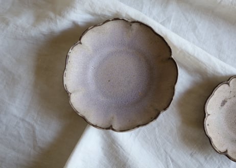 鉄粉のある　 輪花　中鉢　淡い桃色