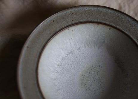 鉄粉のある　ブリム深いスープ皿（S）　グレー／乳白