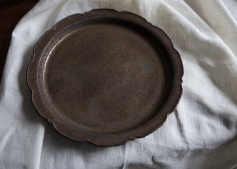 金属のような風合　輪花皿 22cm　アンティークゴールド