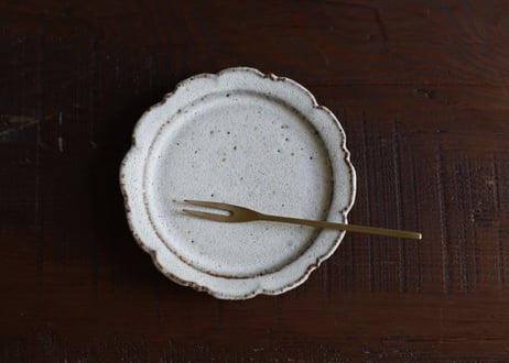 鉄粉のある　輪花皿 小皿　乳白色