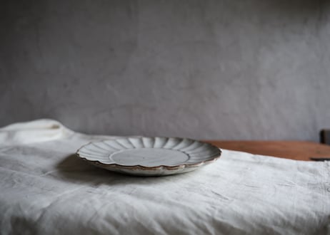 鉄粉のある　デイジーのお皿 大きめ皿　艶のある白