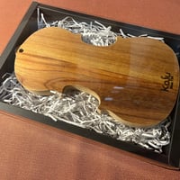バイオリンのかたちのカッティングボード(アカシア)（受注生産）