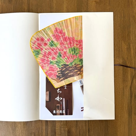 花言葉を添えた渋うちわ　【ゼラニウム】