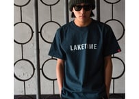 No border squad　Lake Time Tシャツ - ASH NAVY