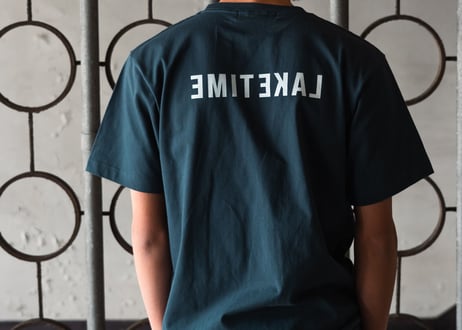 No border squad　Lake Time Tシャツ - ASH NAVY