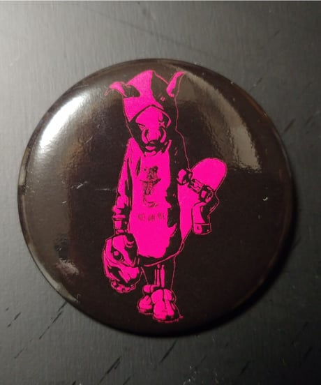 【Bug Screaming】”MUTSUYO” Tin Badge Pink
